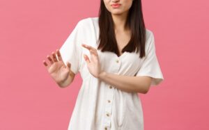嫌悪感とはどんな意味?嫌悪感を抱かれやすい人の特徴・対処法を紹介