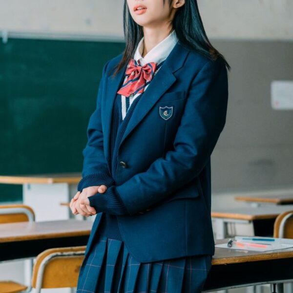 【女子高生向け】ブレザーの可愛い着こなし！冬の制服テクを紹介