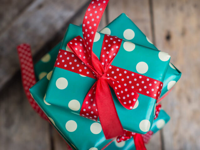 プレゼントには意味がある！恋人にネクタイ・靴・時計・香水などを贈る意味は？