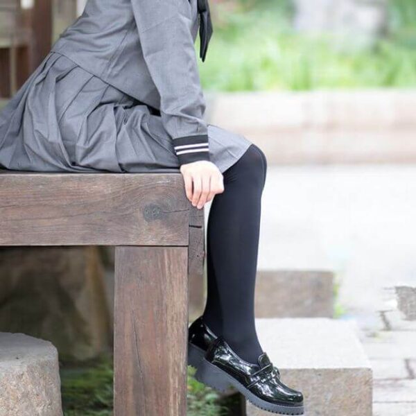 制服とタイツの組み合わせは変？制服に合うタイツの種類やおすすめのタイツを紹介