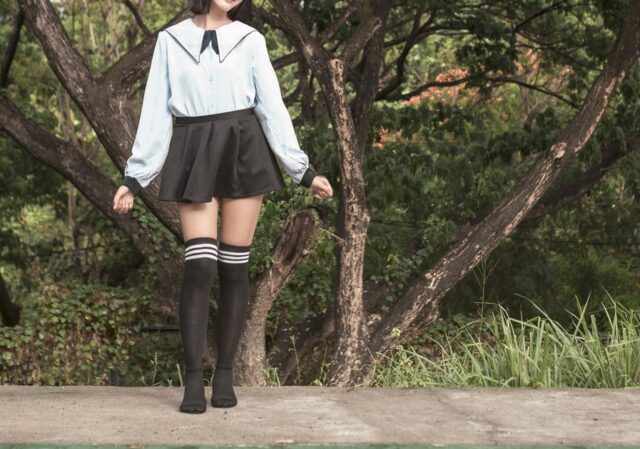 【季節別】おすすめニーハイソックスコーデ9選！高校生の制服×ニーハイも解説