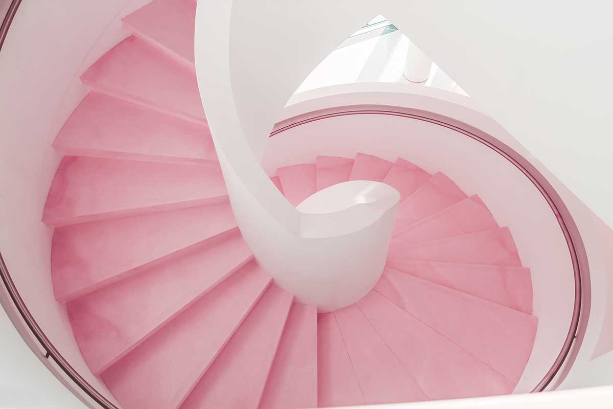 ピンクの螺旋階段