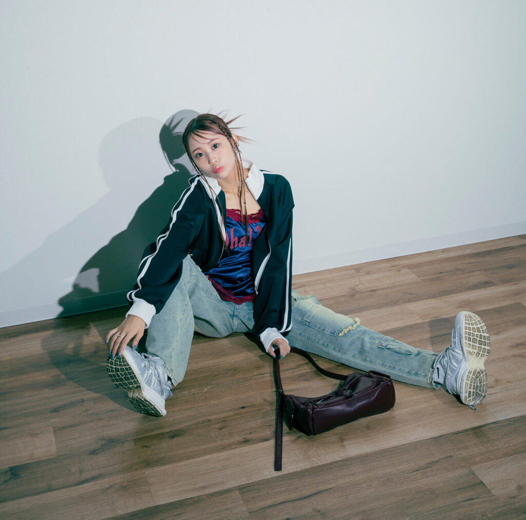 Y2K」はスポーティ×色っぽアイテムをレイヤードして♡