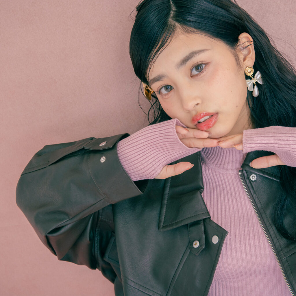 アディダス｜春に映える白ピンクライン ジャケット ゆるかわ韓国系コーデに◎ 新作adidasクロップトラックジャケットで魅せる韓国コーデ🖤