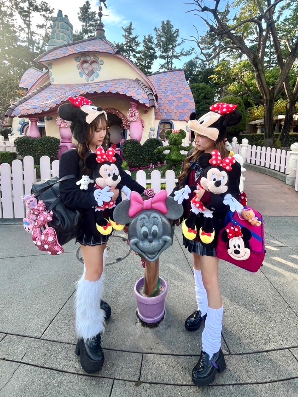 ミニーのポストを囲んでピース