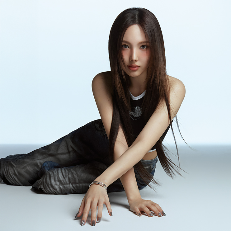 TWICEナヨンが魅せる"無敵クロムネイル"。フィンガースーツのサマーコレクションが登場♡
