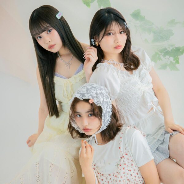 ILLITっぽな『NEOウィッシュコアコーデ』が儚げガーリーで可愛い♡