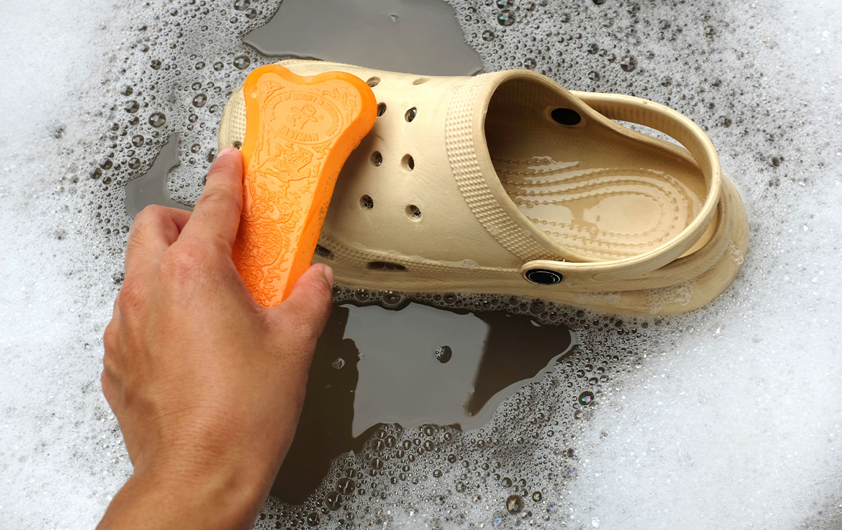 雨の日にサンダルが濡れたときの対処法
