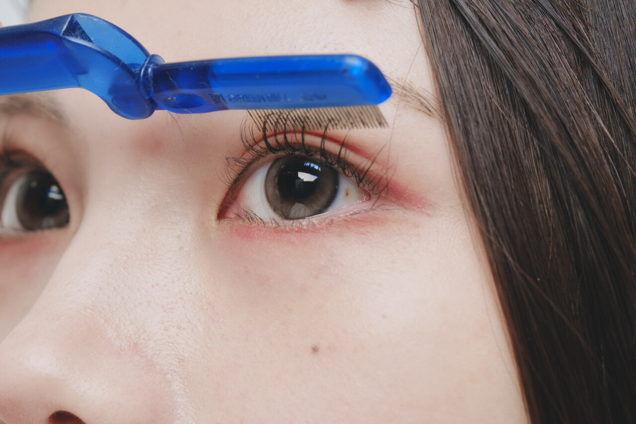 マスカラコームでキレイにとかす