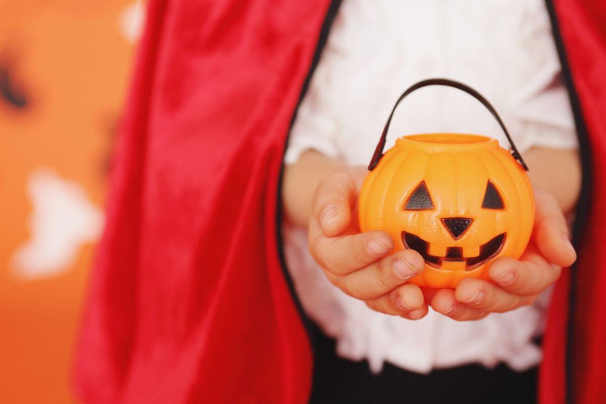 ハロウィンでお菓子を配るのは古代ヨーロッパの風習が由来！