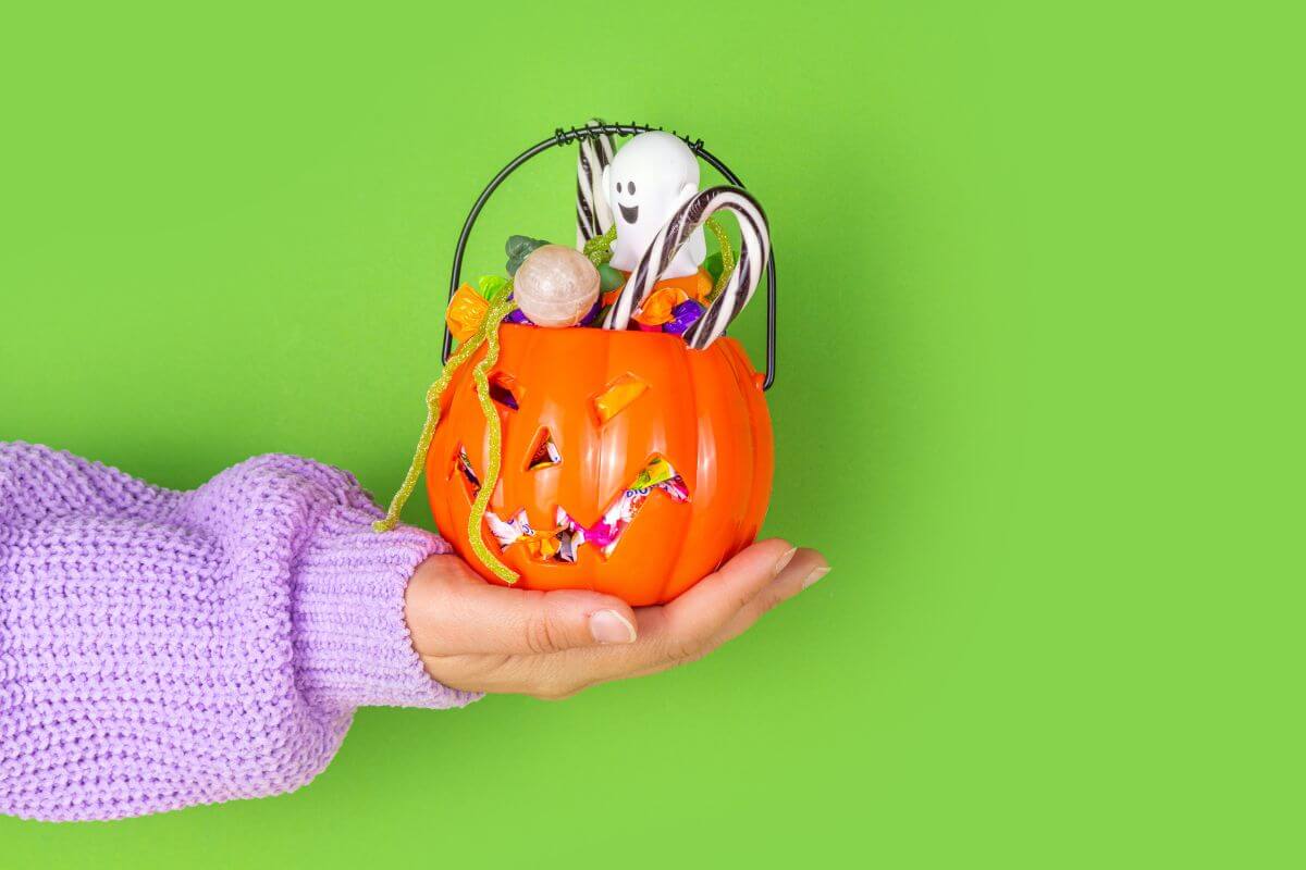 ハロウィンでのお菓子の配り方