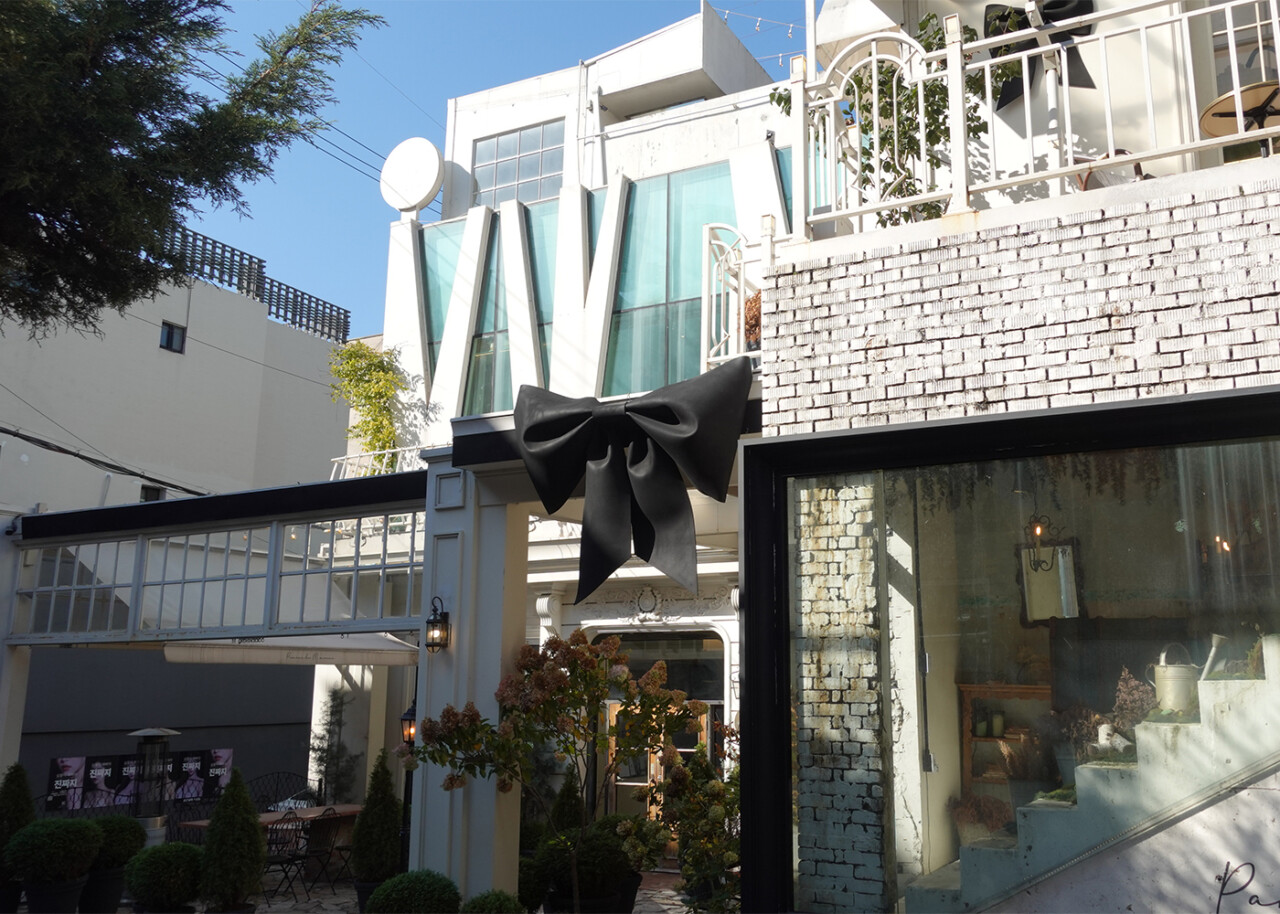 大きなリボンが目印♡SNSでも話題のカフェ