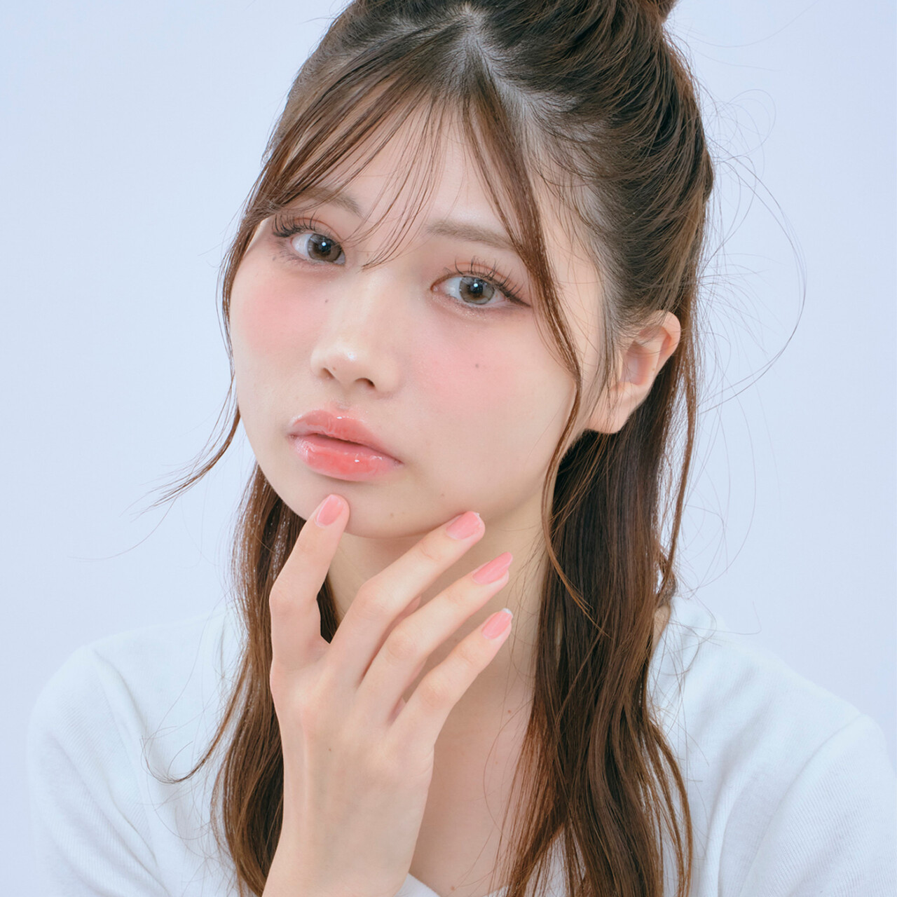 テクニックいらず！1分でできて小顔も狙える簡単ヘアアレンジ♡