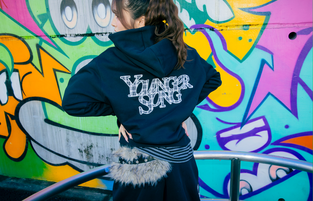 ② 色・ロゴで「部屋着感」を回避！