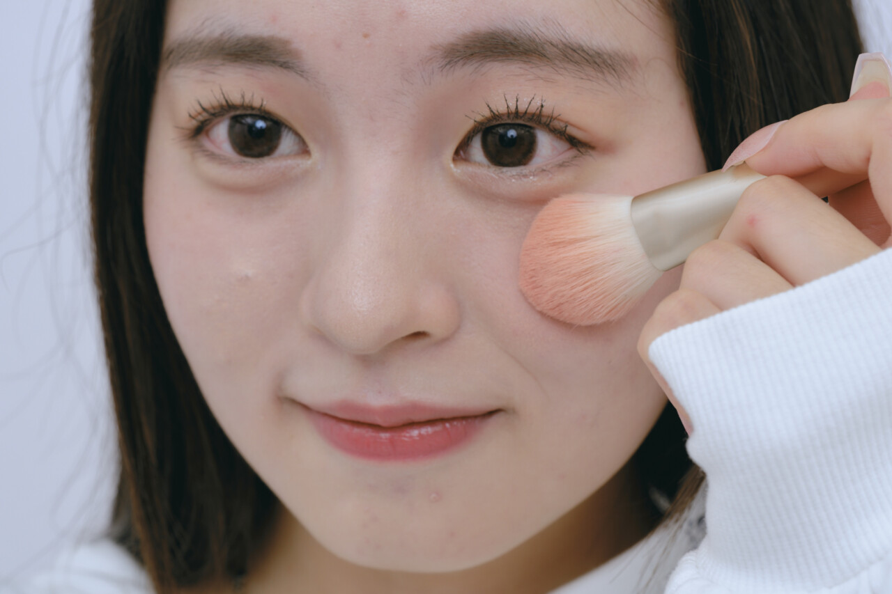 チークは斜め入れして丸く見せない！