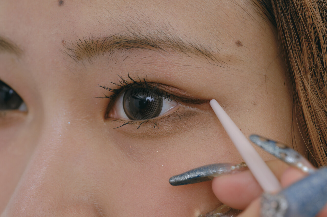 アイラインは外側に長く