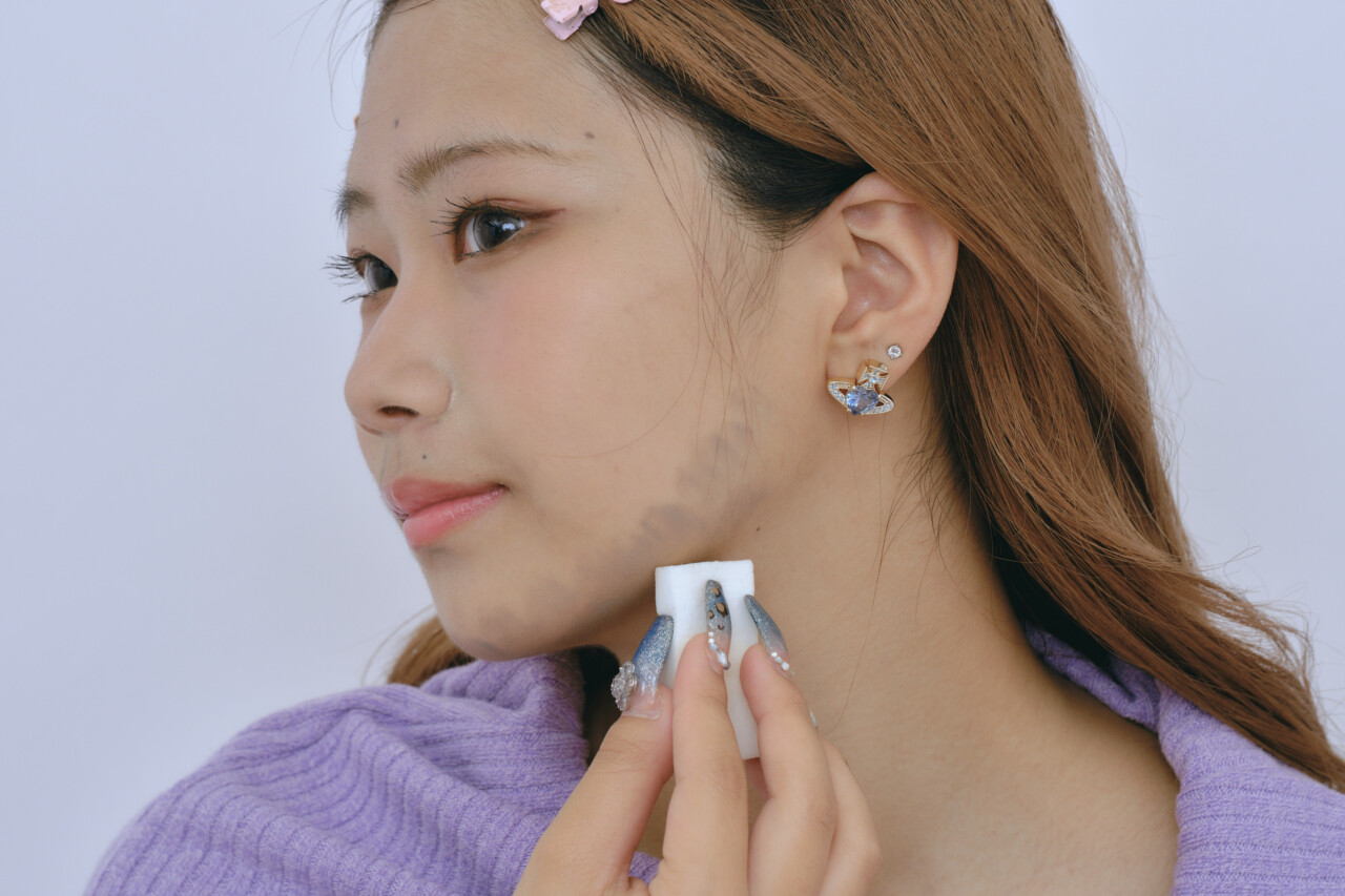 もみあげから顎までシェーディングをする