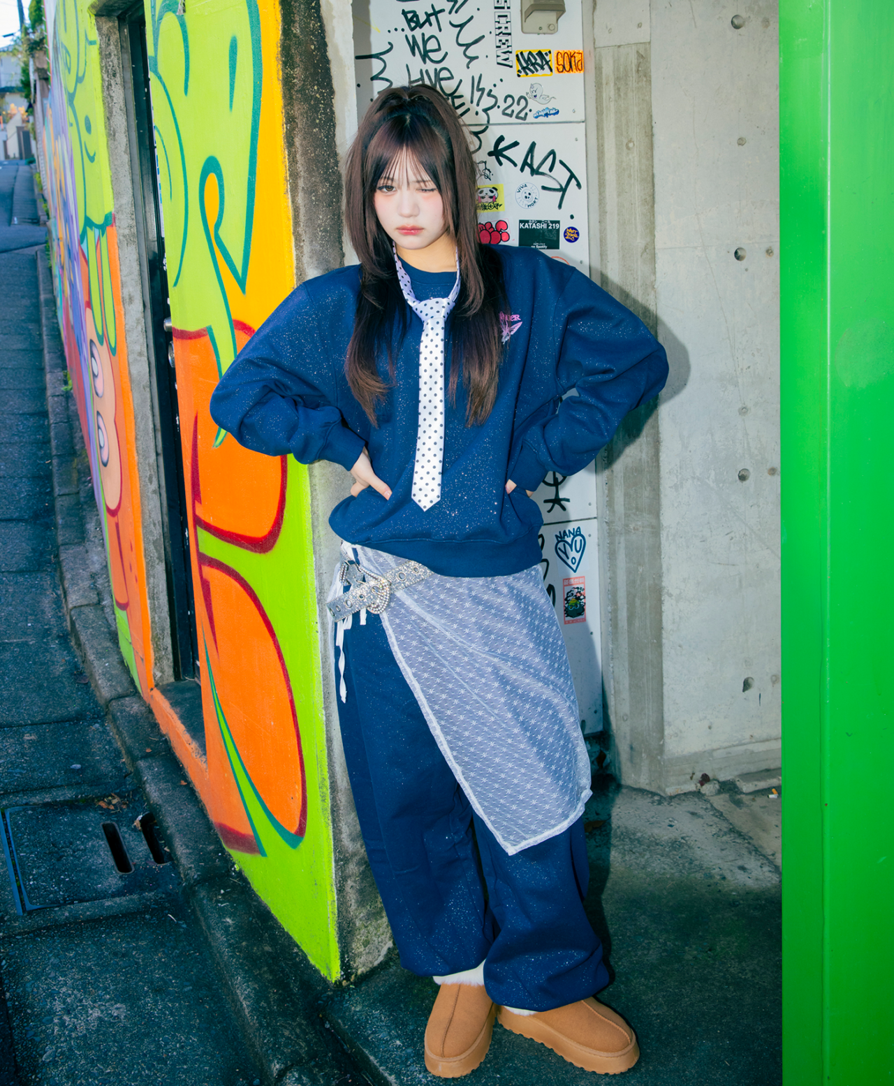 ② 色・ロゴで「部屋着感」を回避！