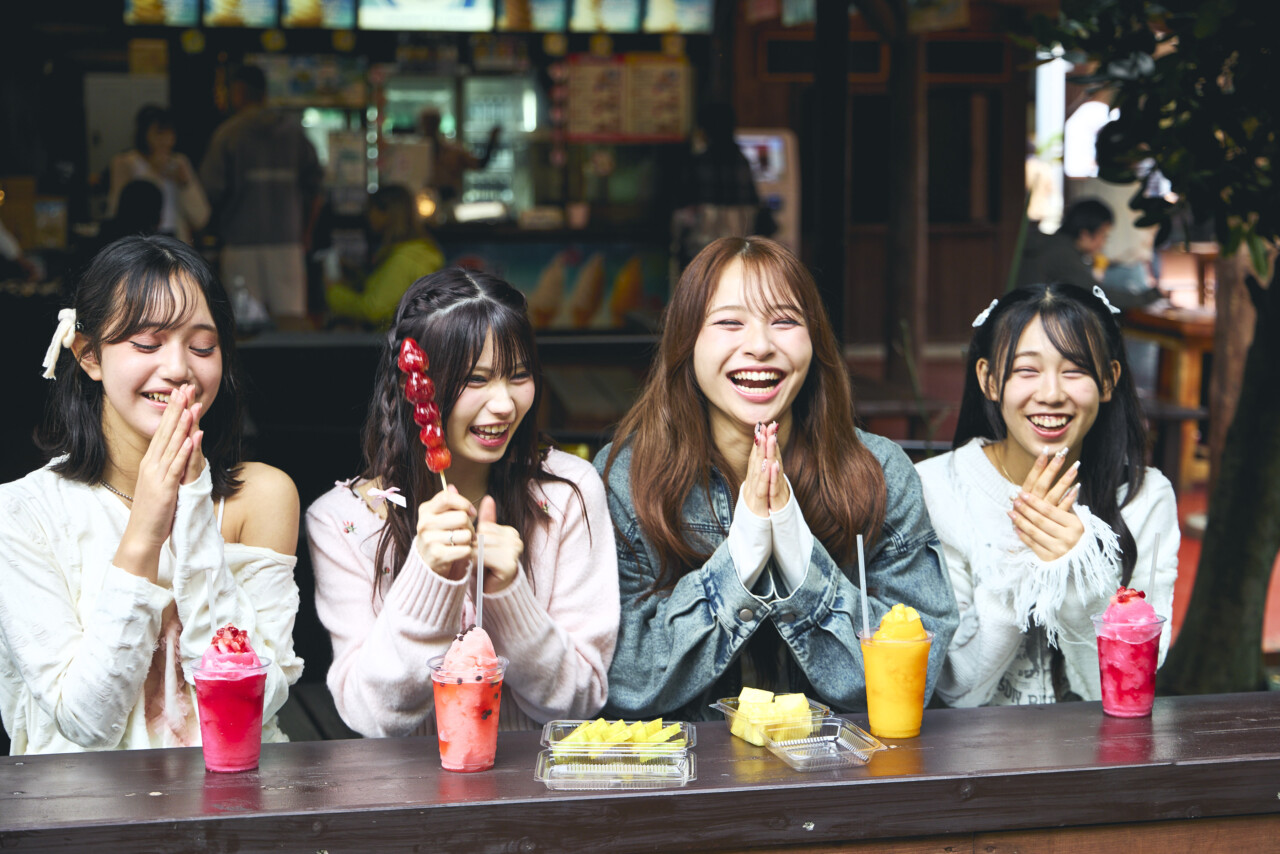 写真をチラ見せ♡　沖縄を楽しむモデルたち