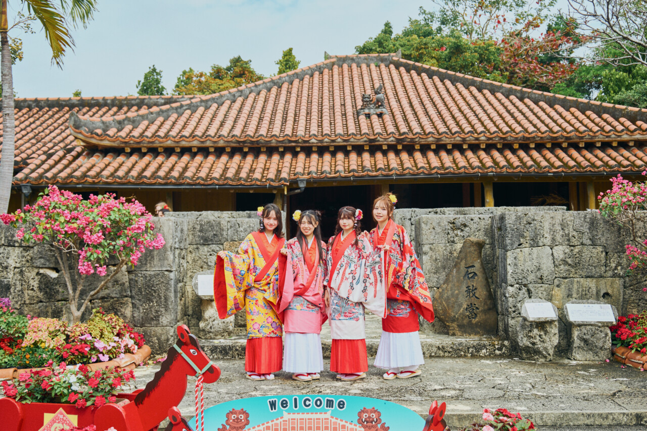 赤煉瓦の前で記念ポーズ！