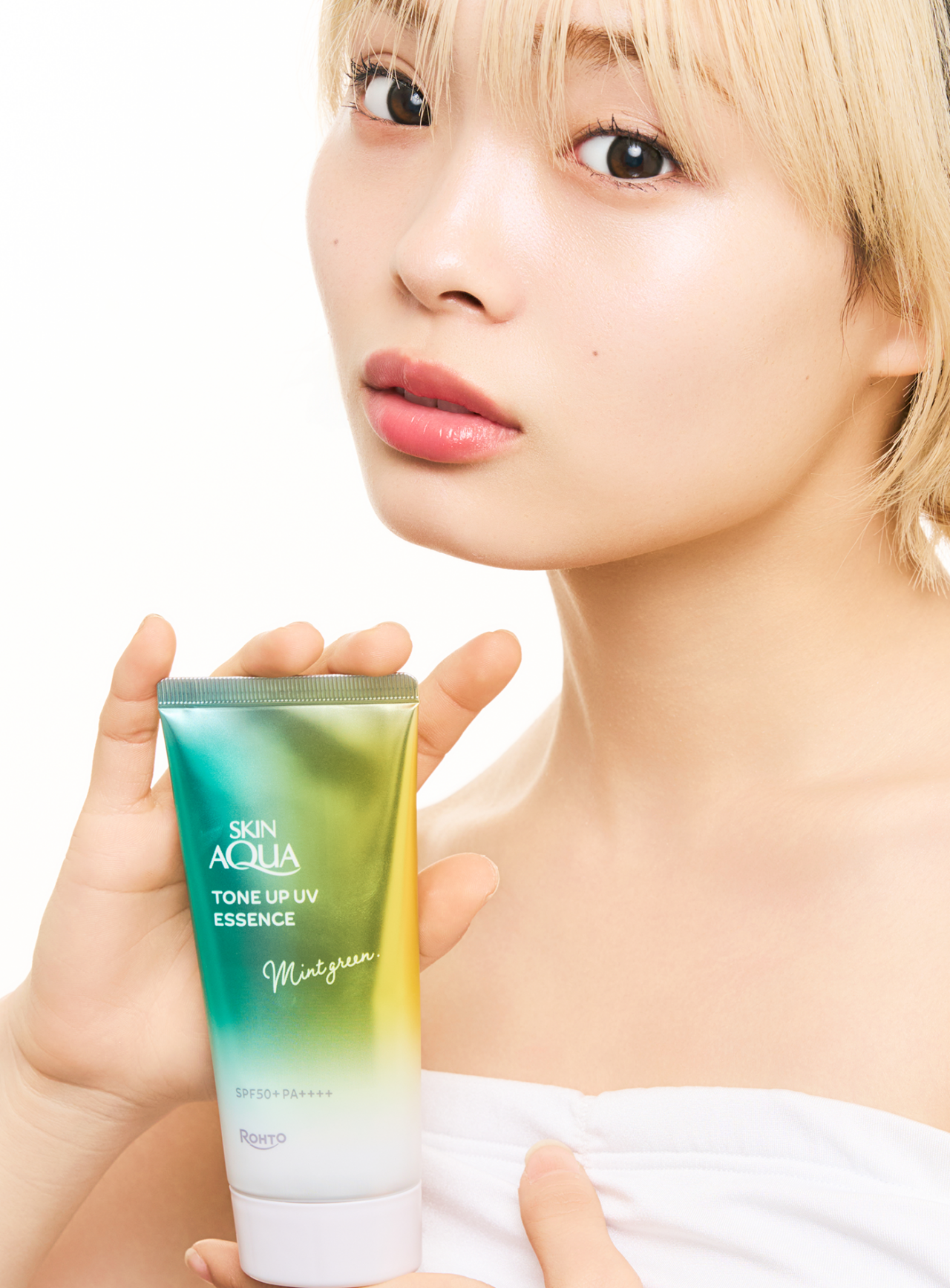 ひーな&times;晴れやかミント(スキンアクアトーンアップＵＶエッセンスMaA)