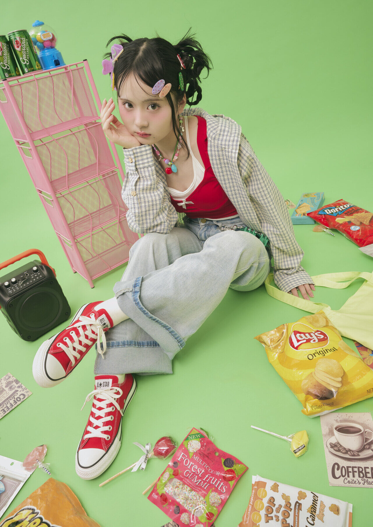 個性派カラースニーカーで旬のY2Kルックがかなう★-3