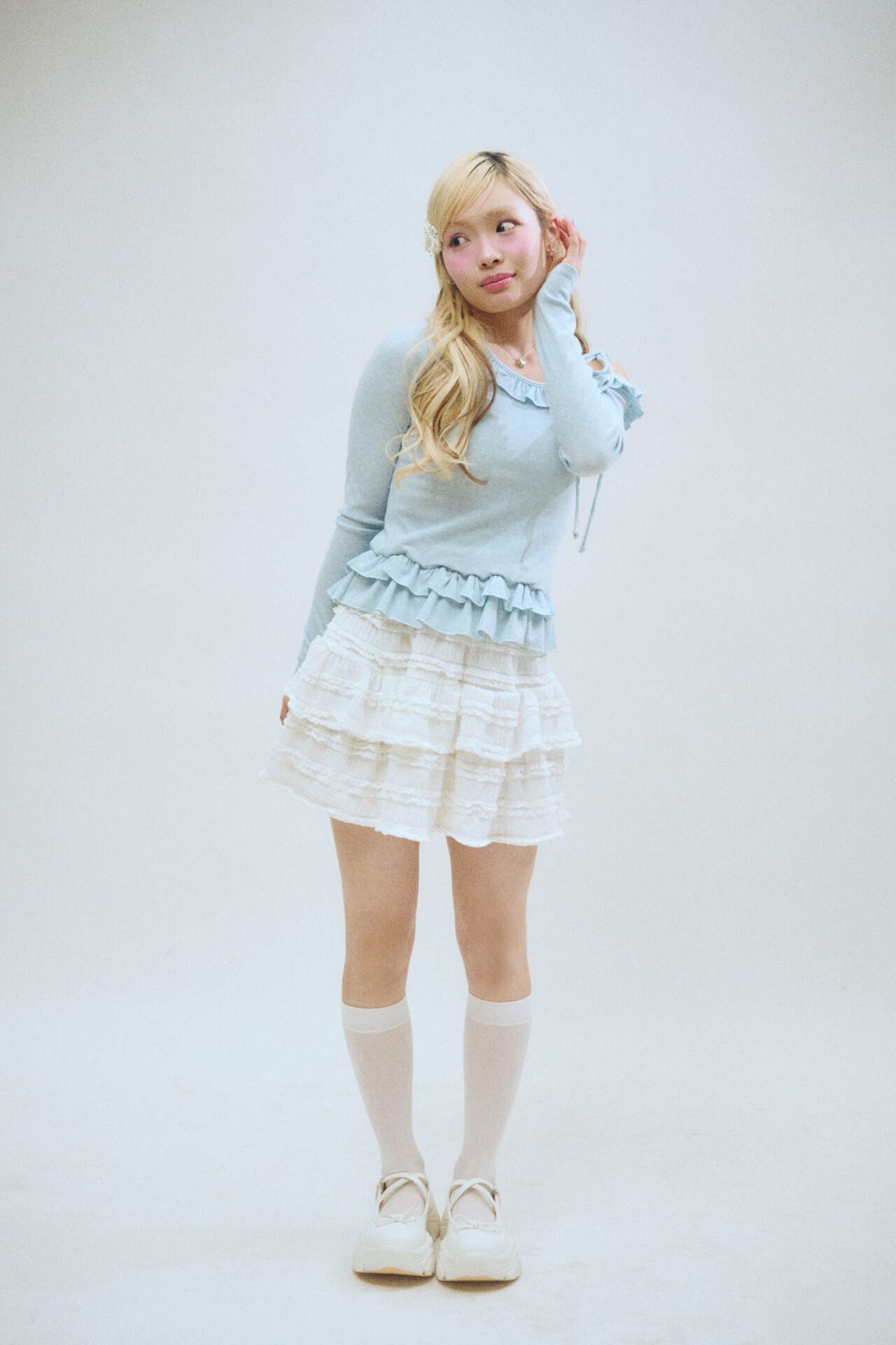 ひーなは肩出しが色っぽいちょいあざと系ガーリー！