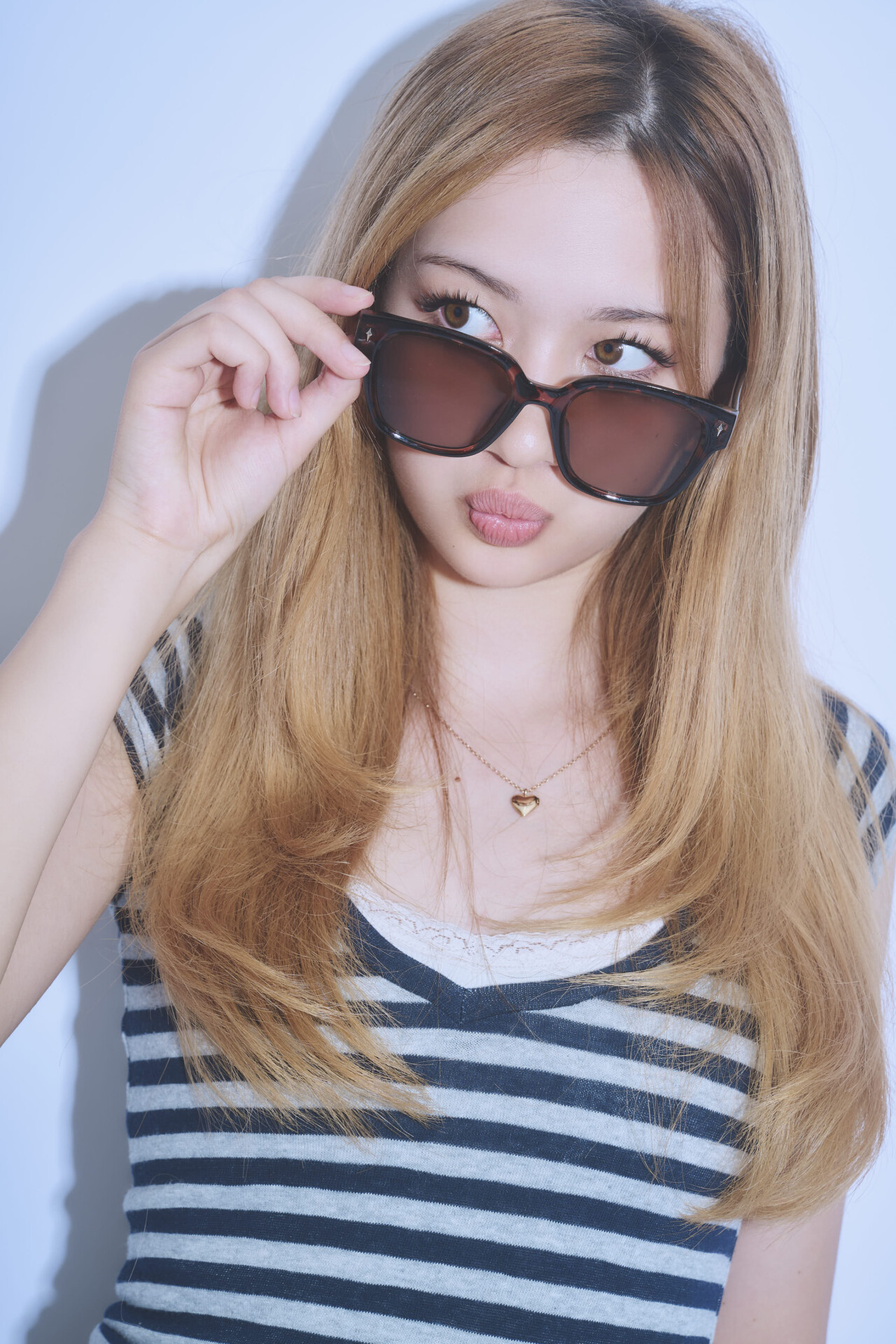 きゃりりは、ビッグサイズなサングラスでハッピーオーラ全開な海外ガールに♡