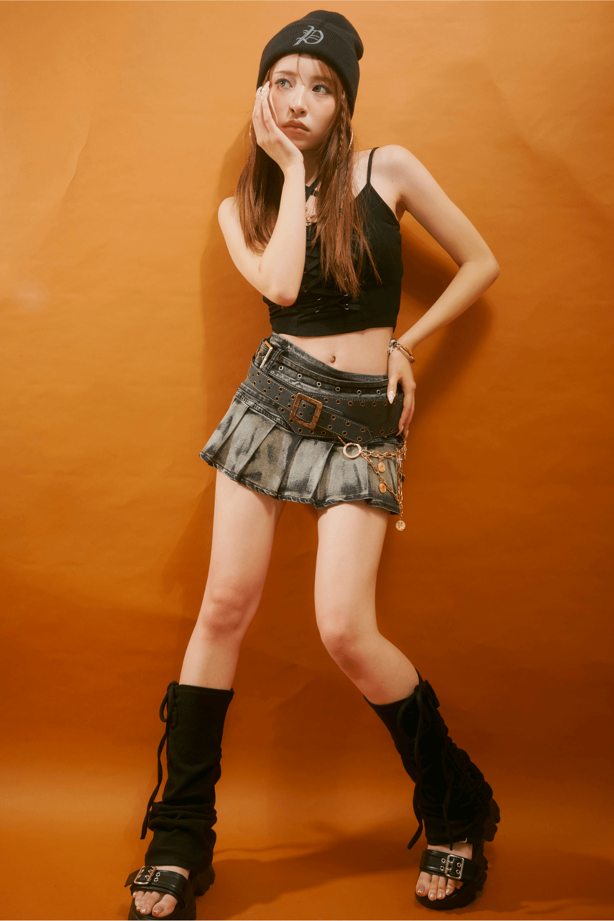 【LOOK1】黒×デニムで、辛口ムード全開!-2